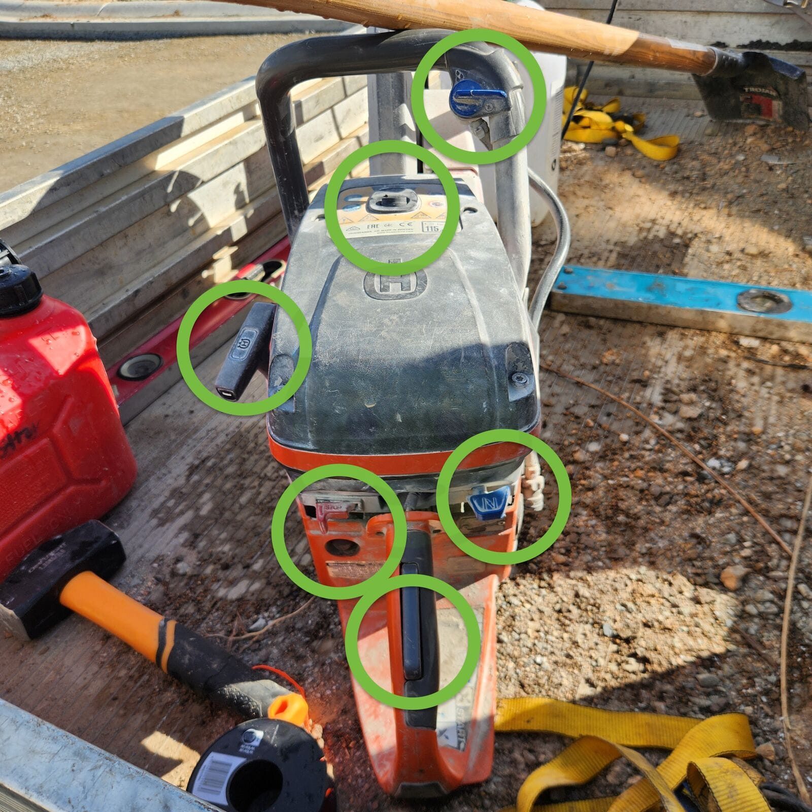 뒤에서 본 모습. 위에서부터 water valve, decompressor, starter, choke, stop switch와 primer, dead man's switch